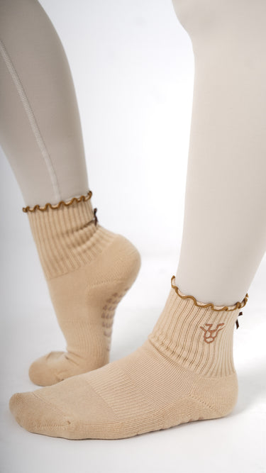 RUFFLE RIBBED PILATES SOCKS