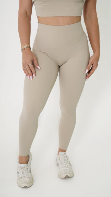 ESSENTIAL LEGEND  LEGGING